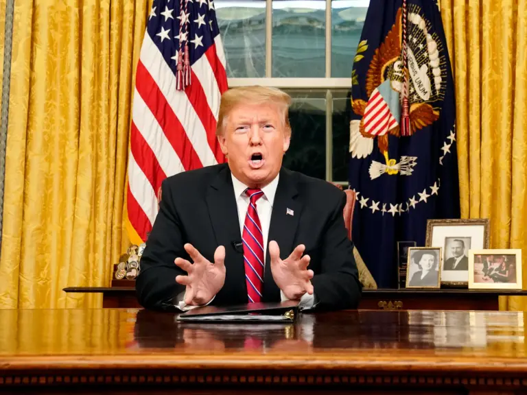 Trump Warning Rattles Markets as Hormuz Crisis Threatens Higher Costs