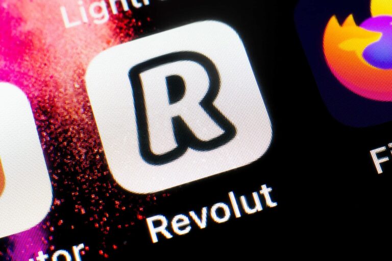 Revolut vs. Banco Santander: The Battle for US Neobanking